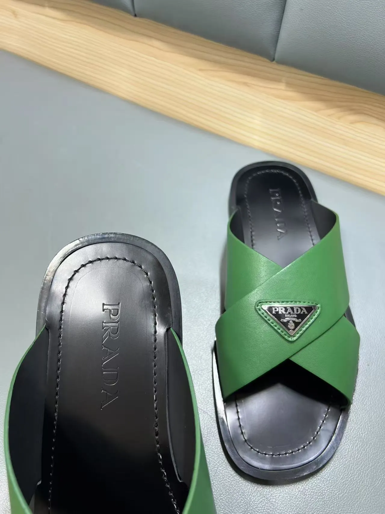 340💰PRADA Prada’s latest slippers are synchronized with the official website. This slipper is made of the brand’s unique and iconic Saffiano leather. The brand logo jumps out from the double straps, and the brand style is clearly visible. Cowhide gives men elegant charm and functional design, making it an ideal choice for vacation and leisure. Size:38-45